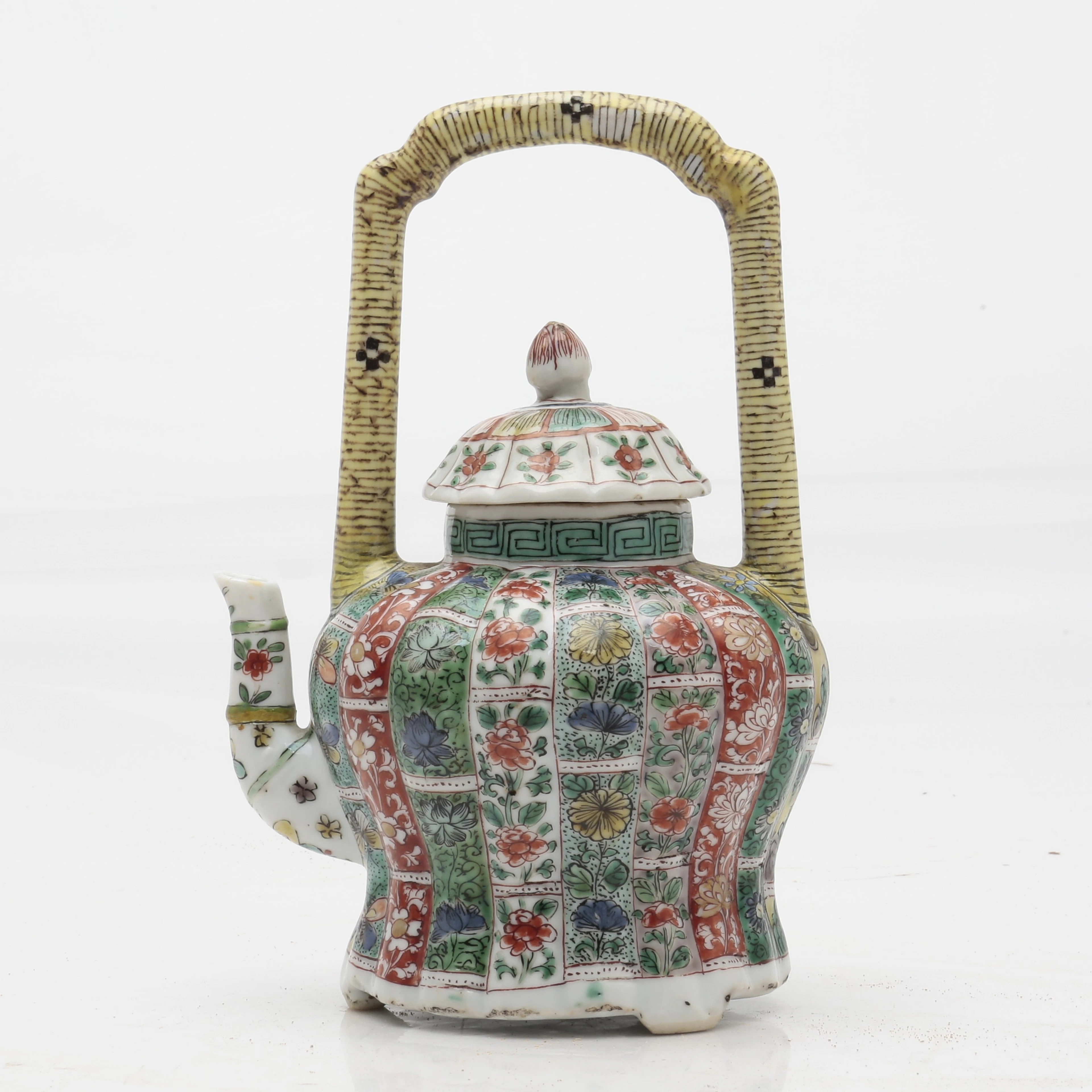 Chinese Qing teapot in "green family" porcelain, Kangxi period, circa 1700.