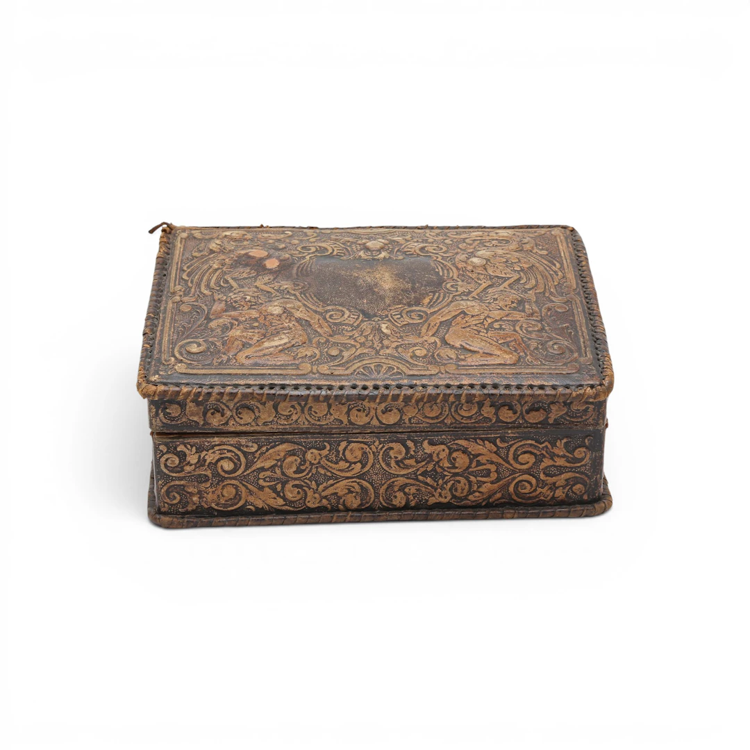 eo-Renaissance cigar box in embossed leather and wooden core, 20th Century.