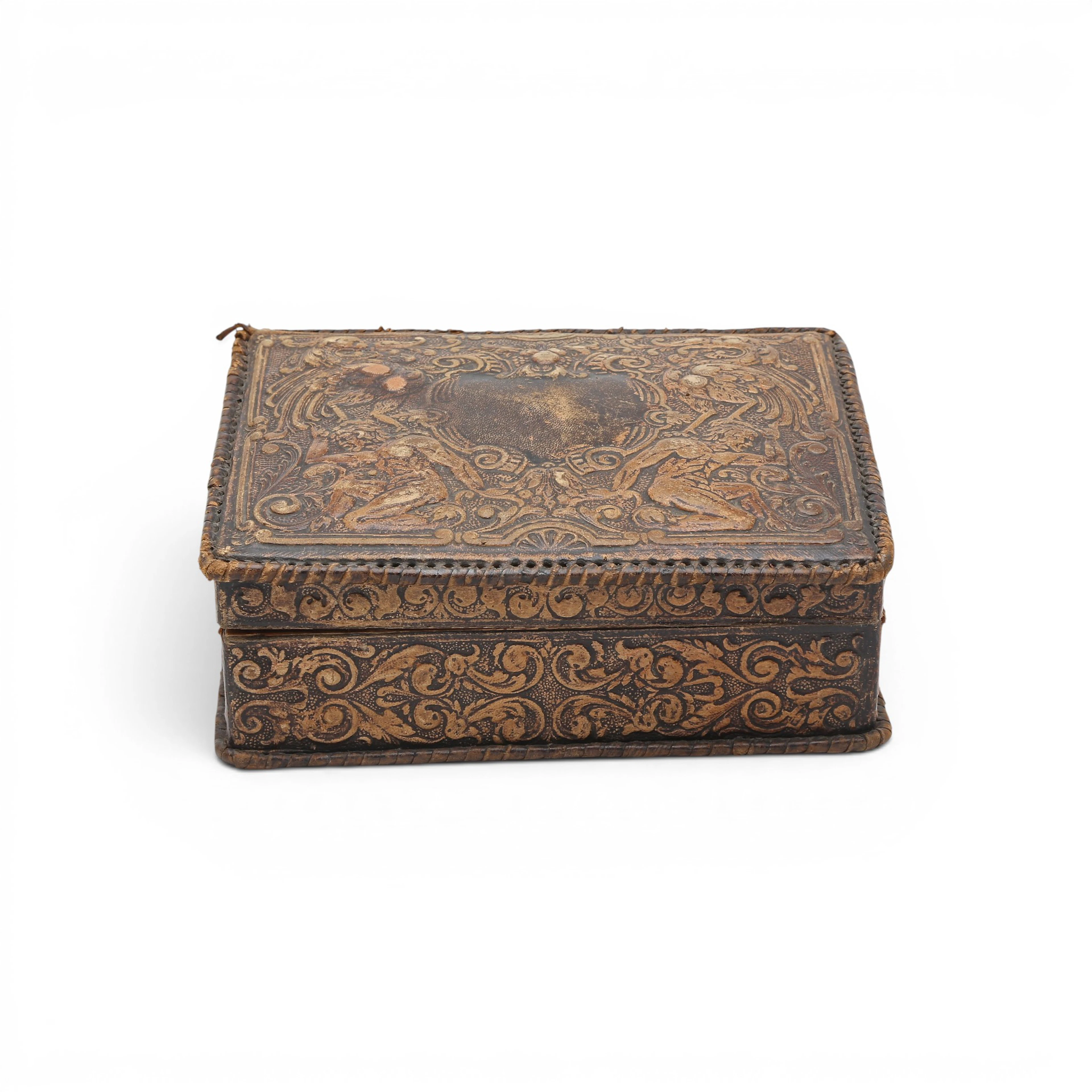 eo-Renaissance cigar box in embossed leather and wooden core, 20th Century.
