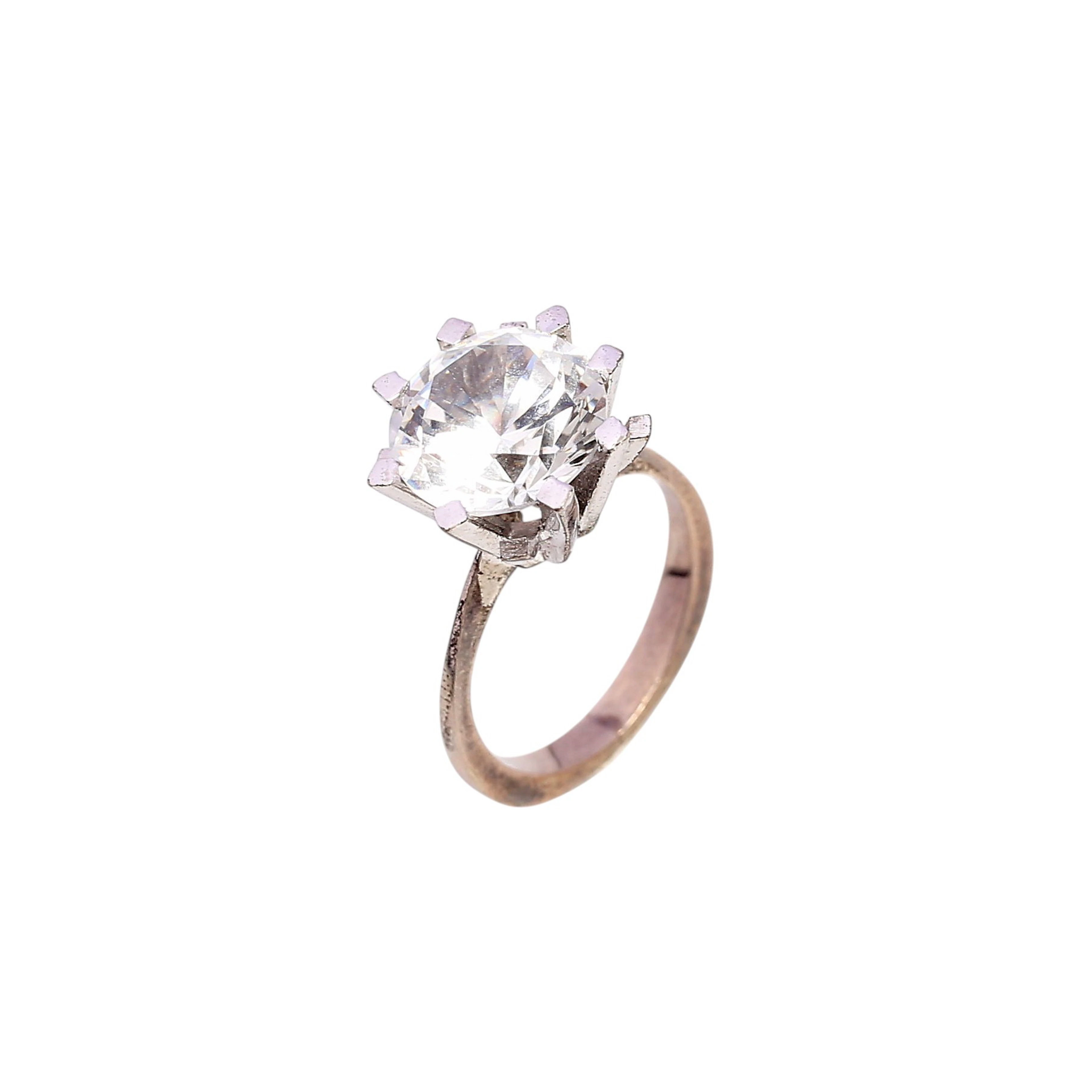 Solitaire ring with diamond simile.