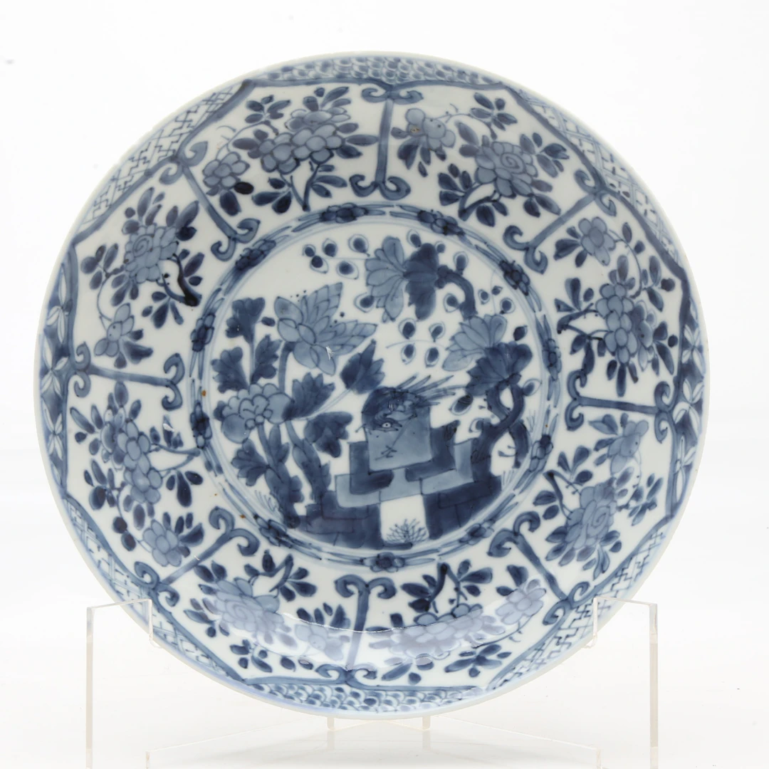Chinese Kangxi dish in blue and white porcelain, circa 1700.