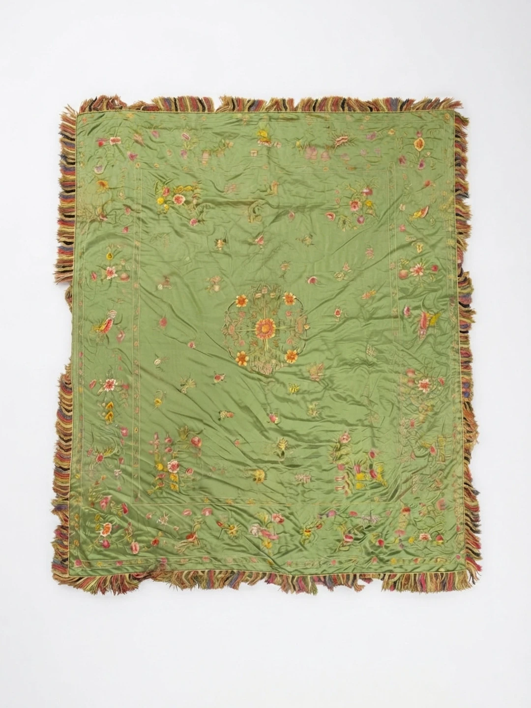 Manila shawl-style in embroidered silk, first third of the 20th century.