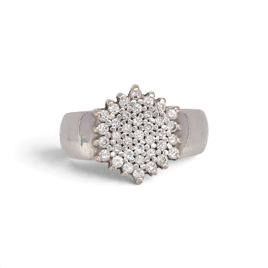 Diamonds pavé ring.