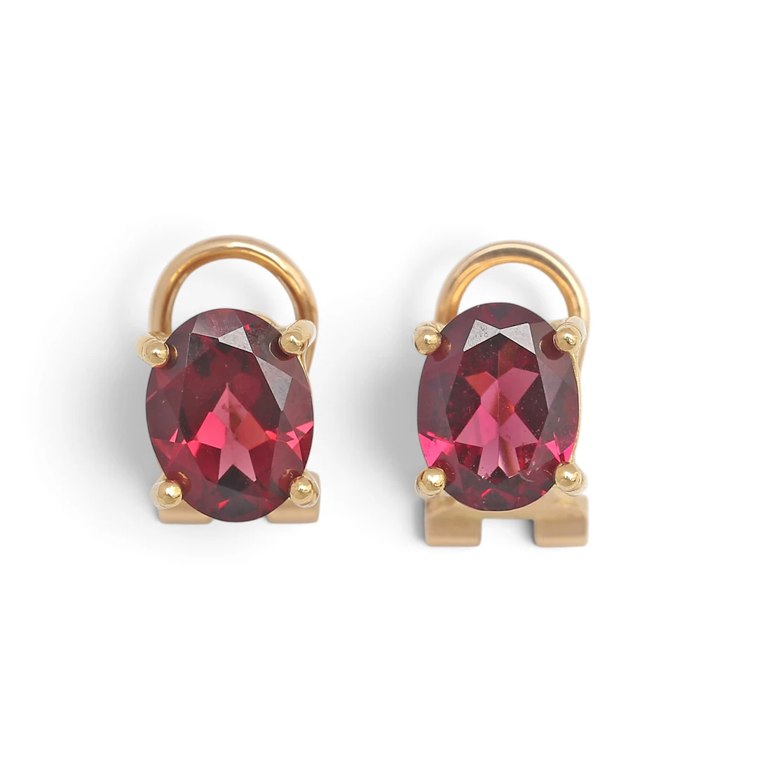 Gold and garnets earrings.