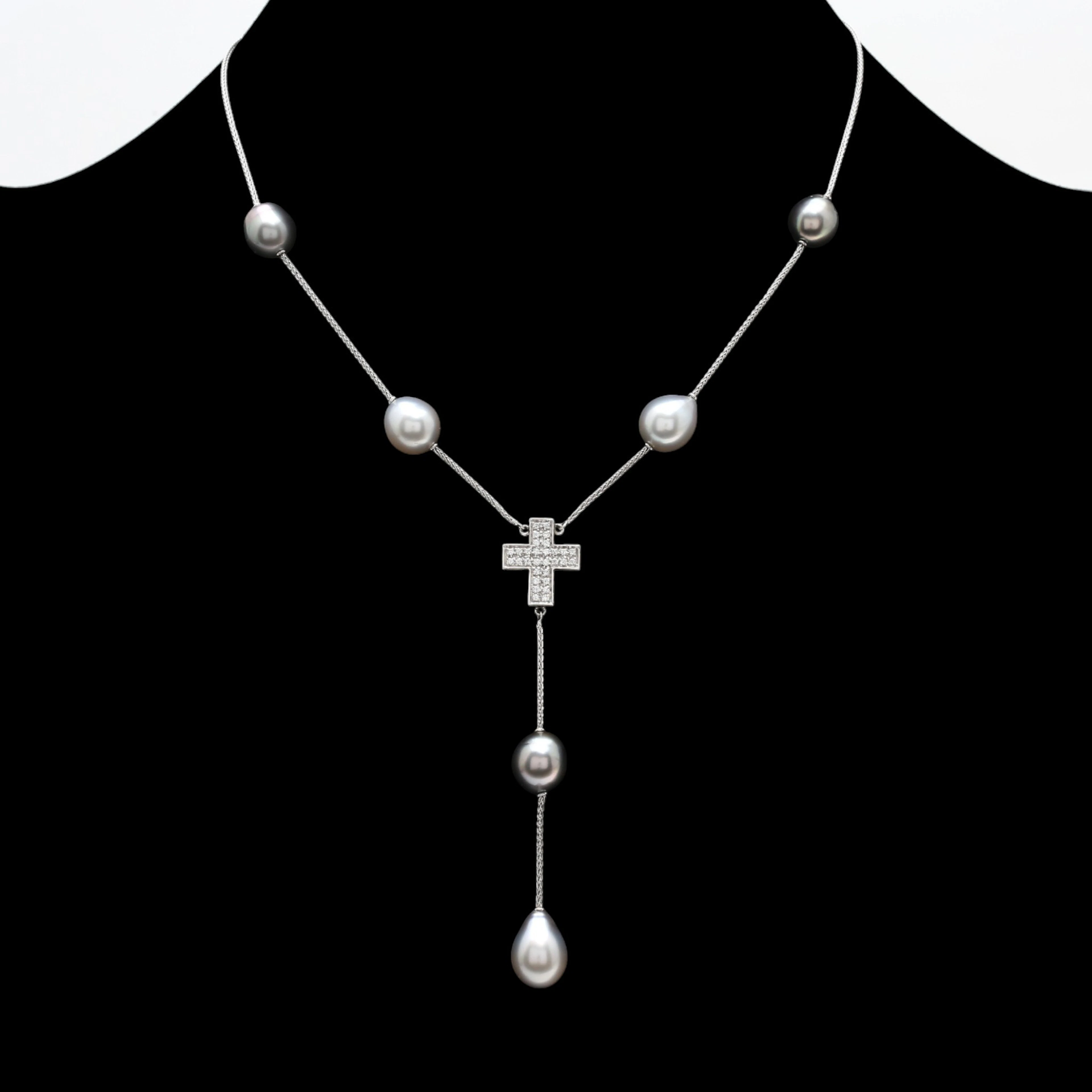 Italian choker with pearls and a cross with diamonds pavé.