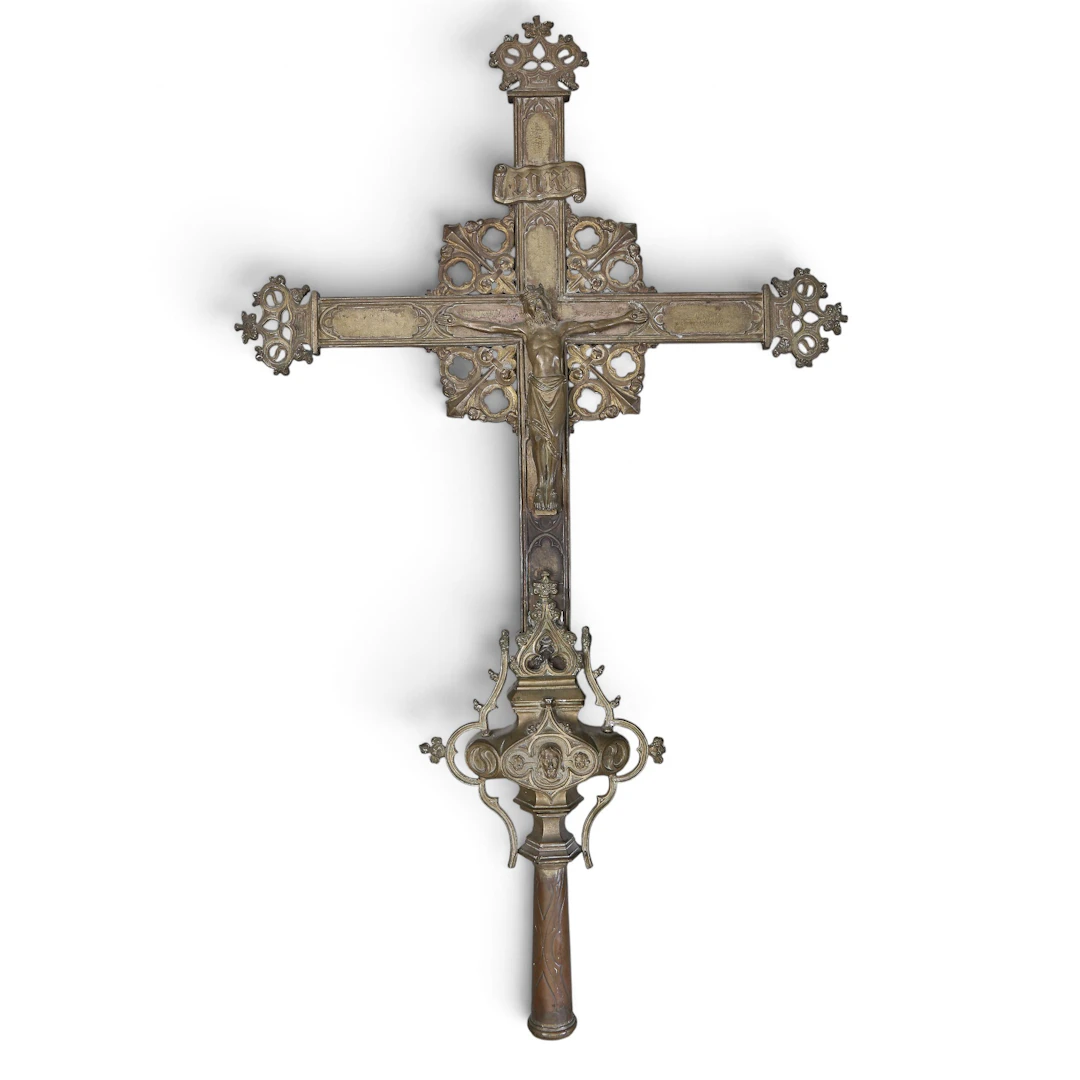 EO-GOTHIC processional cross in brass, late 19th century.