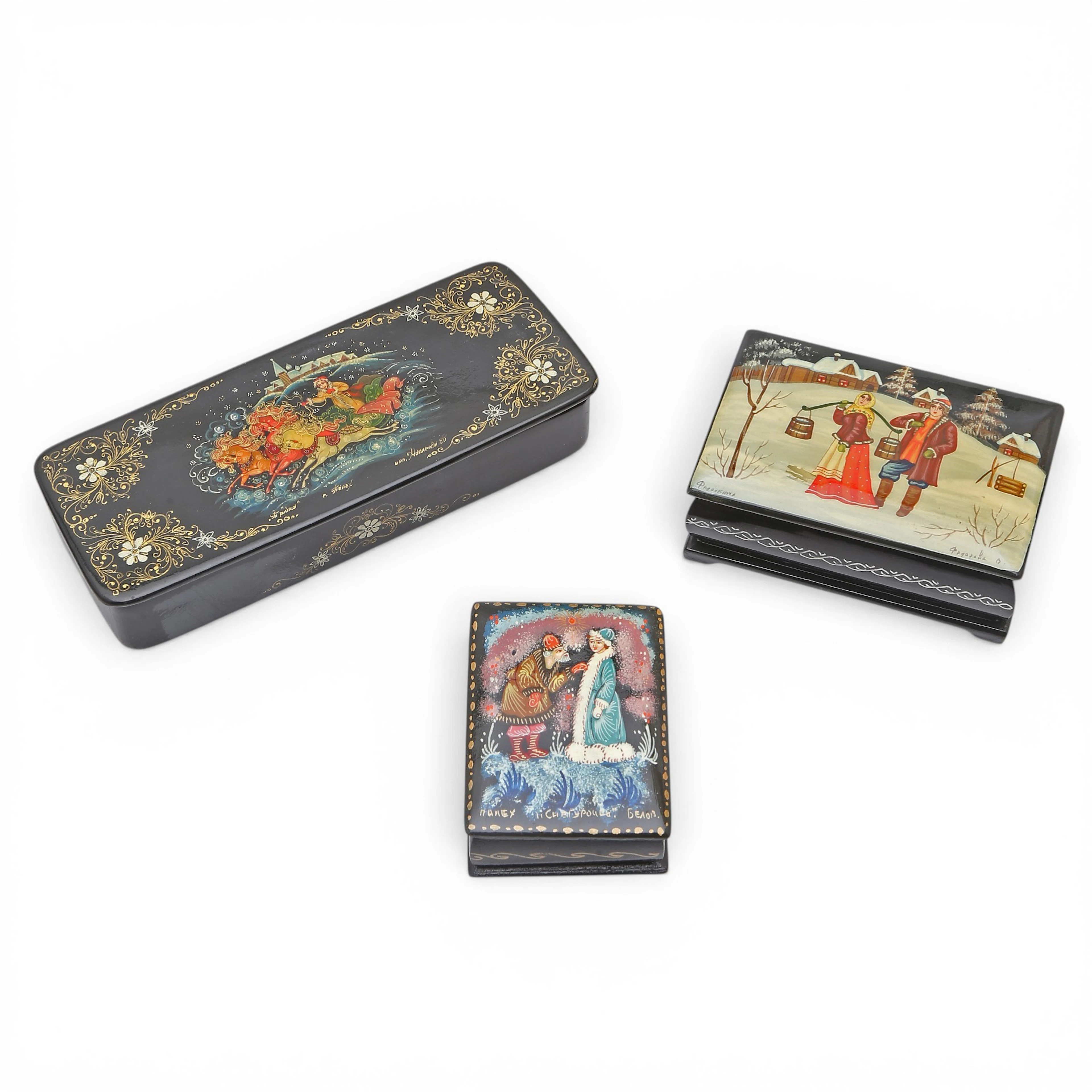 Three Russian boxes in lacquered and gilt papier-mâché, 20th Century.