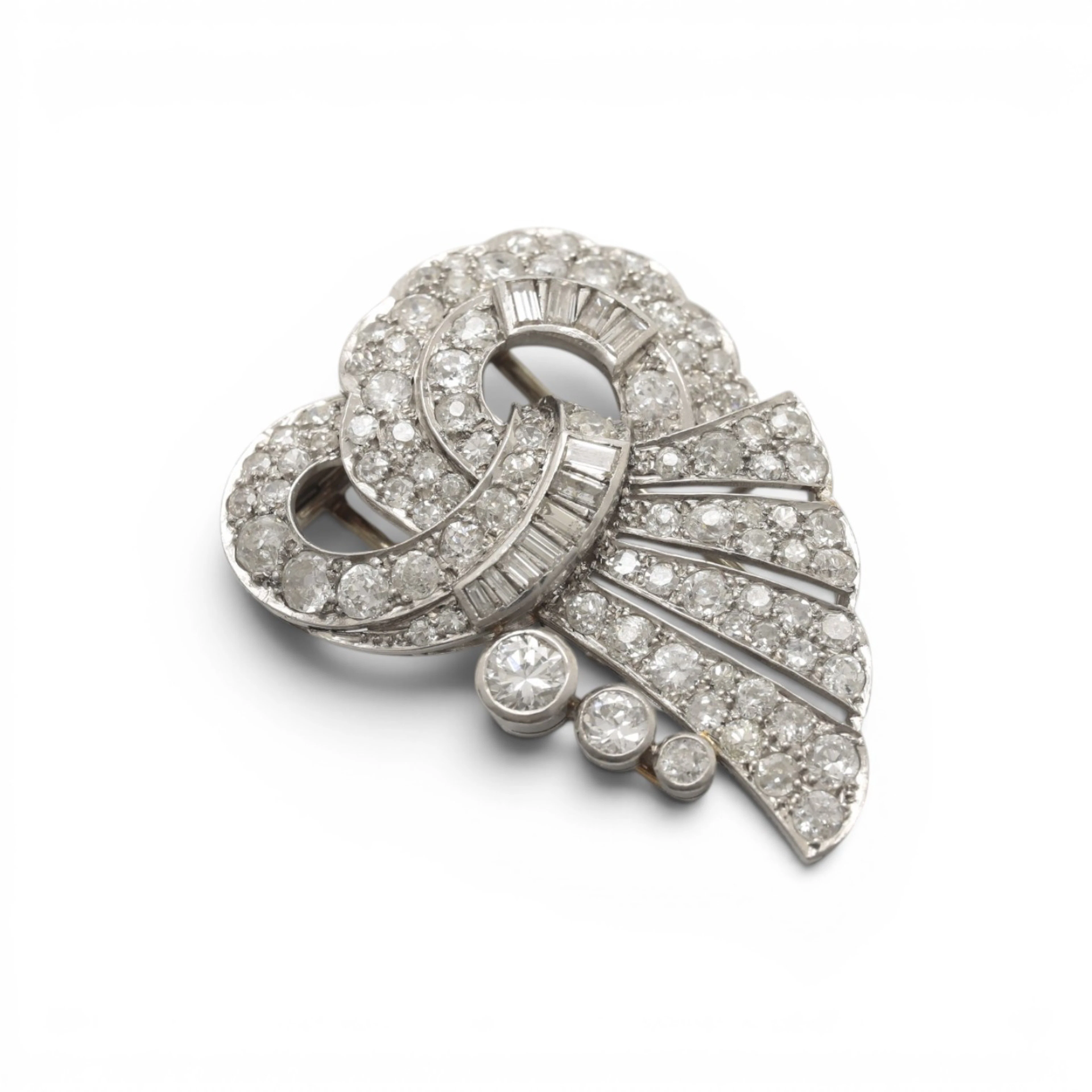 Diamonds clip brooch, mid 20th Century.