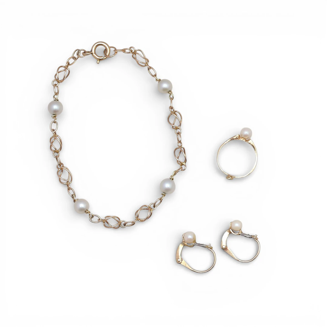 Children's bracelet, ring and earrings in gold and pearls.