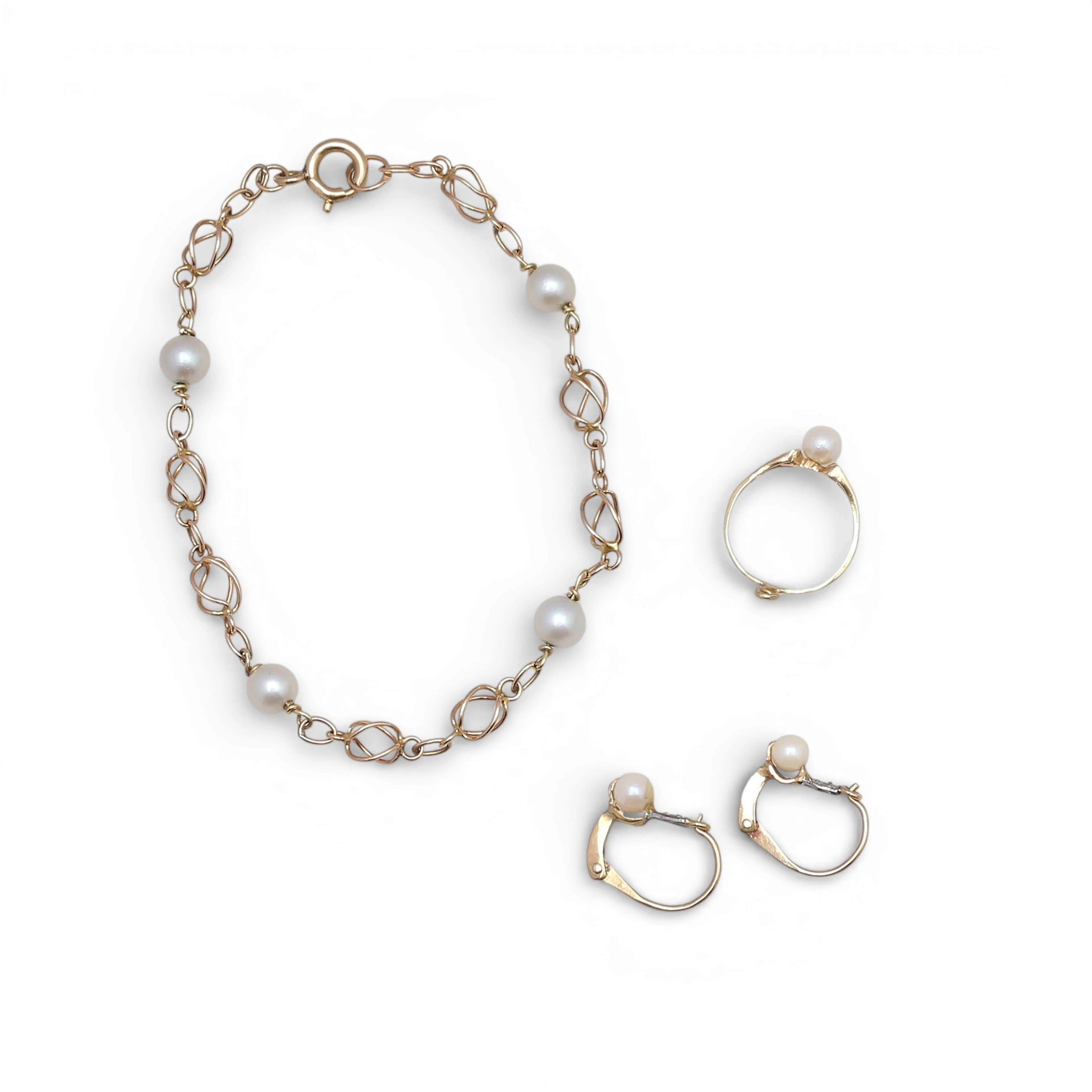 Children's bracelet, ring and earrings in gold and pearls.