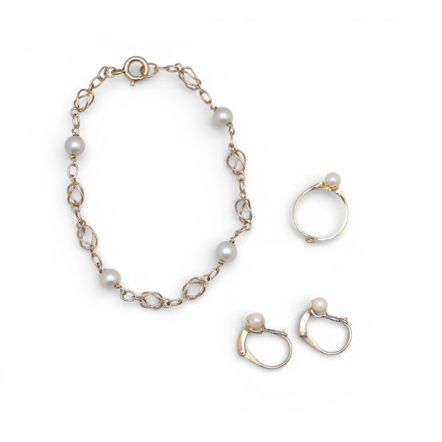 Children's bracelet, ring and earrings in gold and pearls.