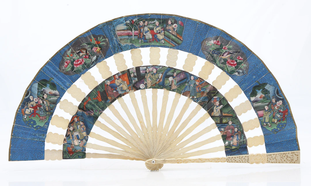 Chinese cabriolet fan with openwork sticks and double paper leaves