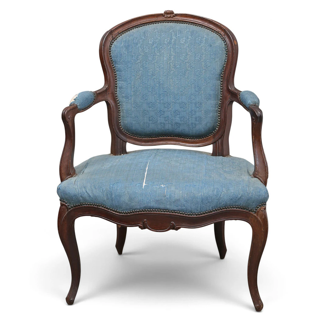 Louis XV "en cabriolet" armchair in walnut, second third of the 18th Century.