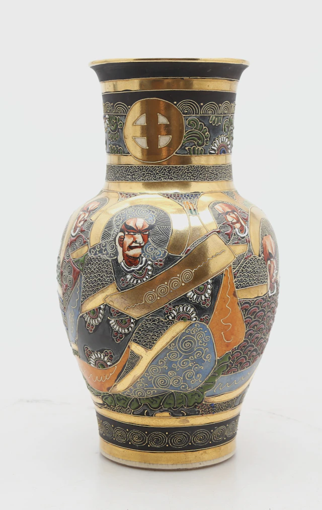 Japanese Satsuma earthenware vase, early decades of the 20th Century.
