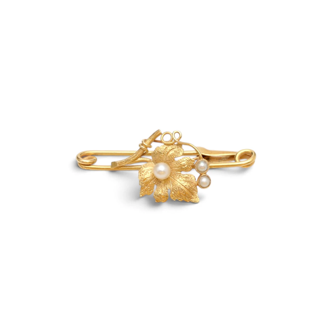 Floral brooch in gold and pearls, mid 20th Century.