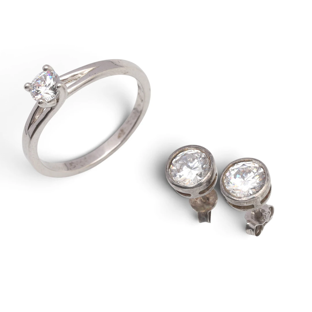 Solitaire ring and earrings set in silver and zircons.