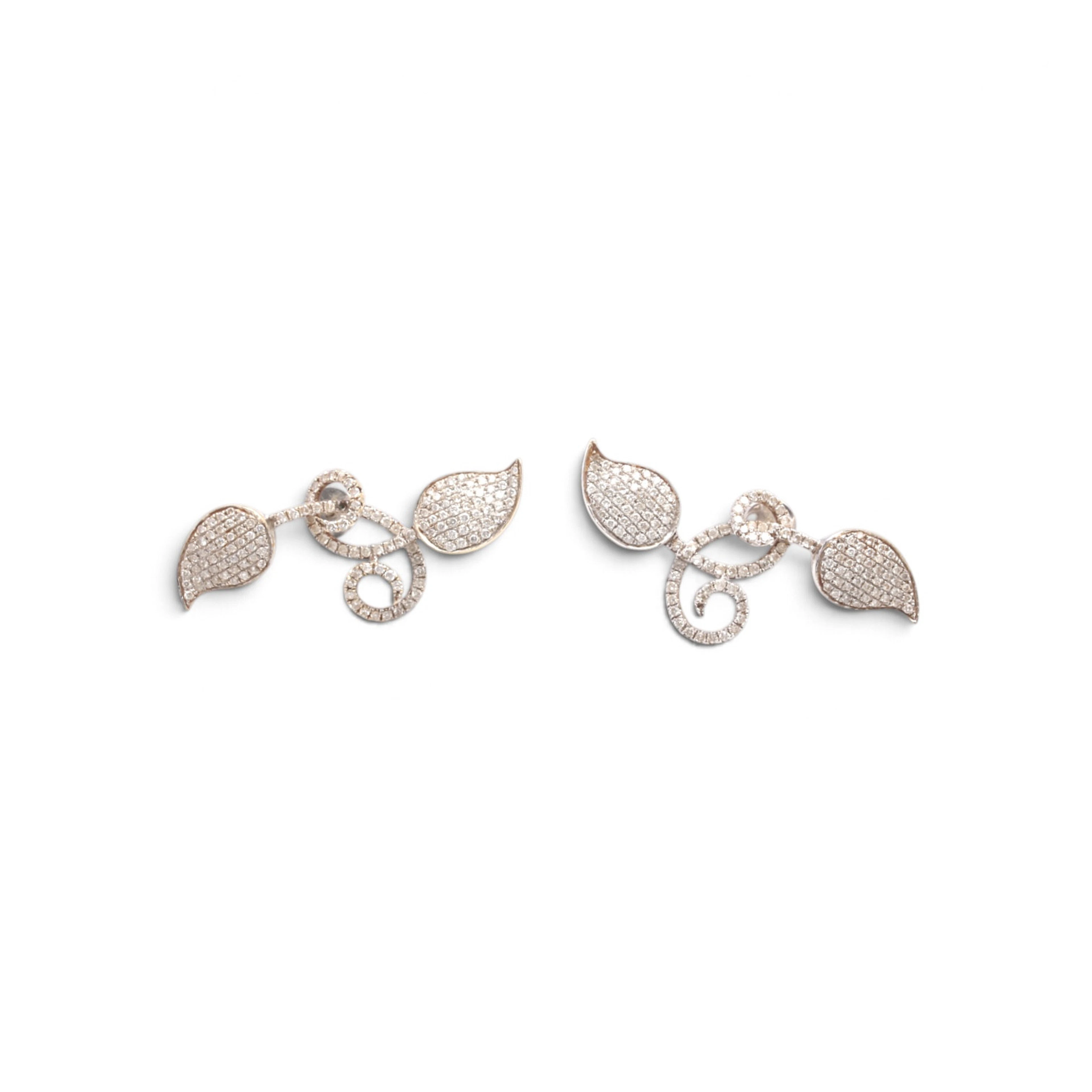 Floral earrings with diamonds pavé.