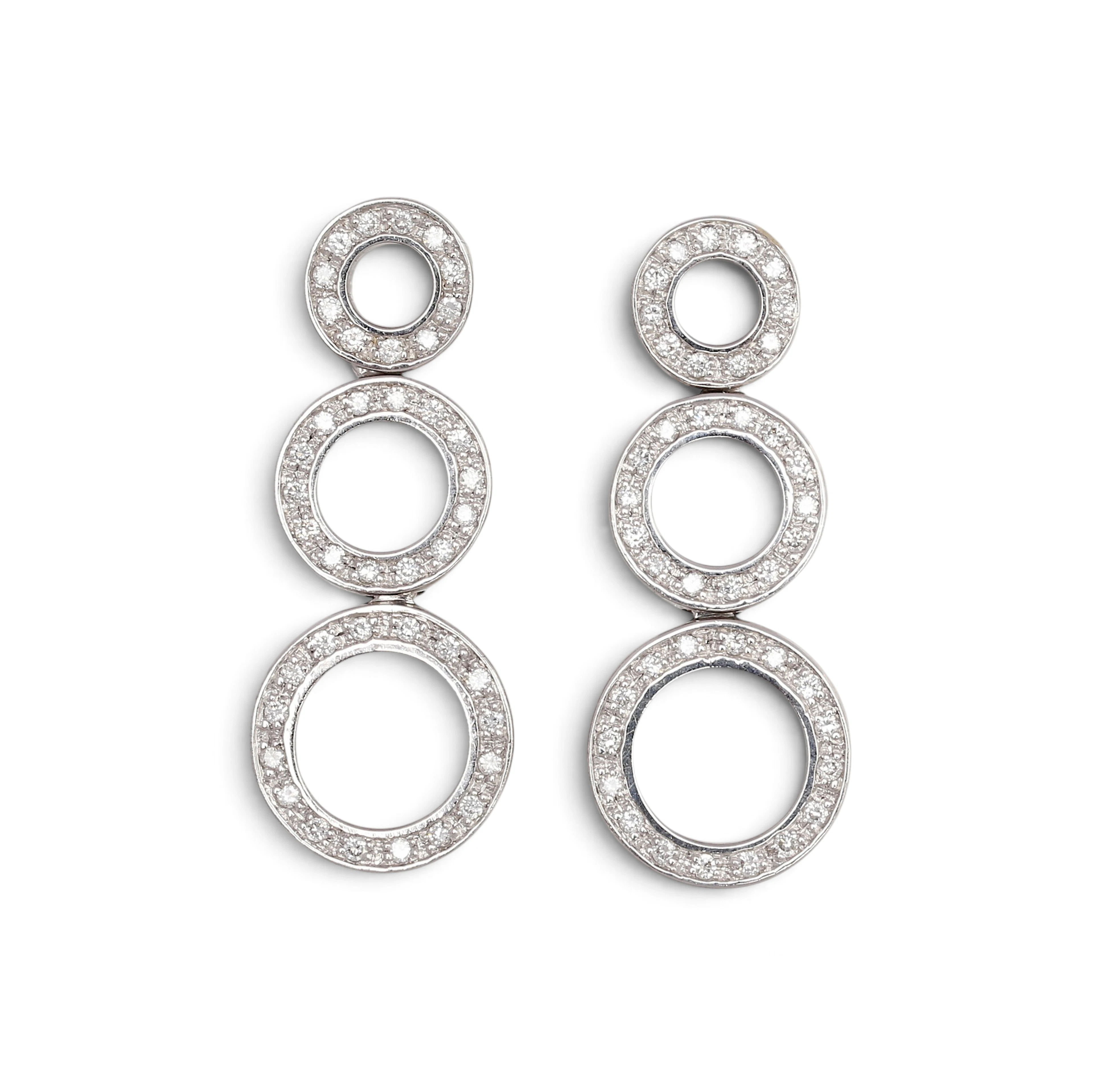 Diamonds drop earrings.