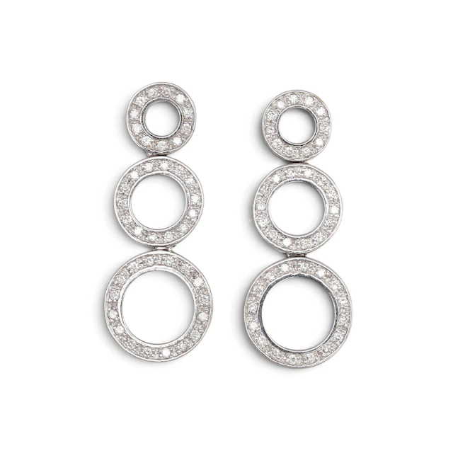 Diamonds drop earrings.