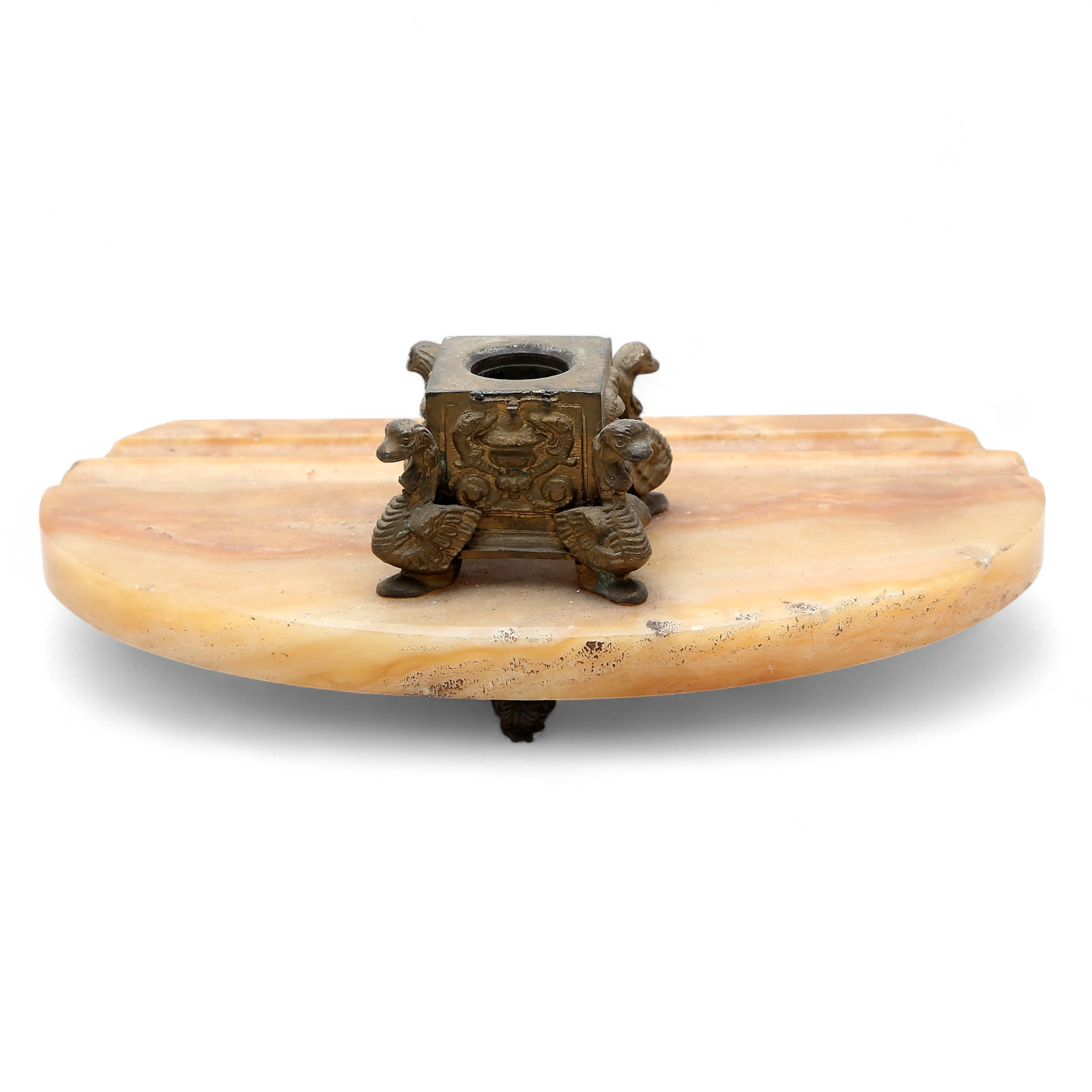 Inkwell in alabaster and gilt metal, early decades of the 20th Century.