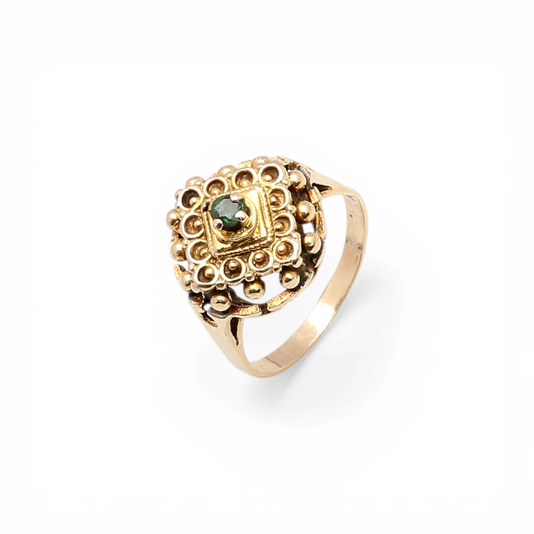 Gold and emerald ring.