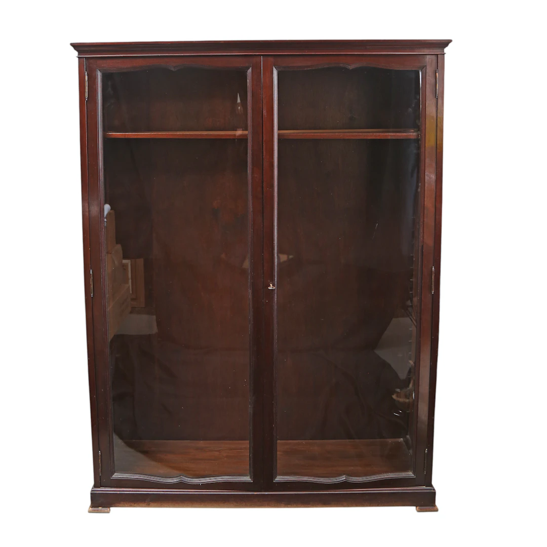 Mahogany display cabinet, early 20th century.
