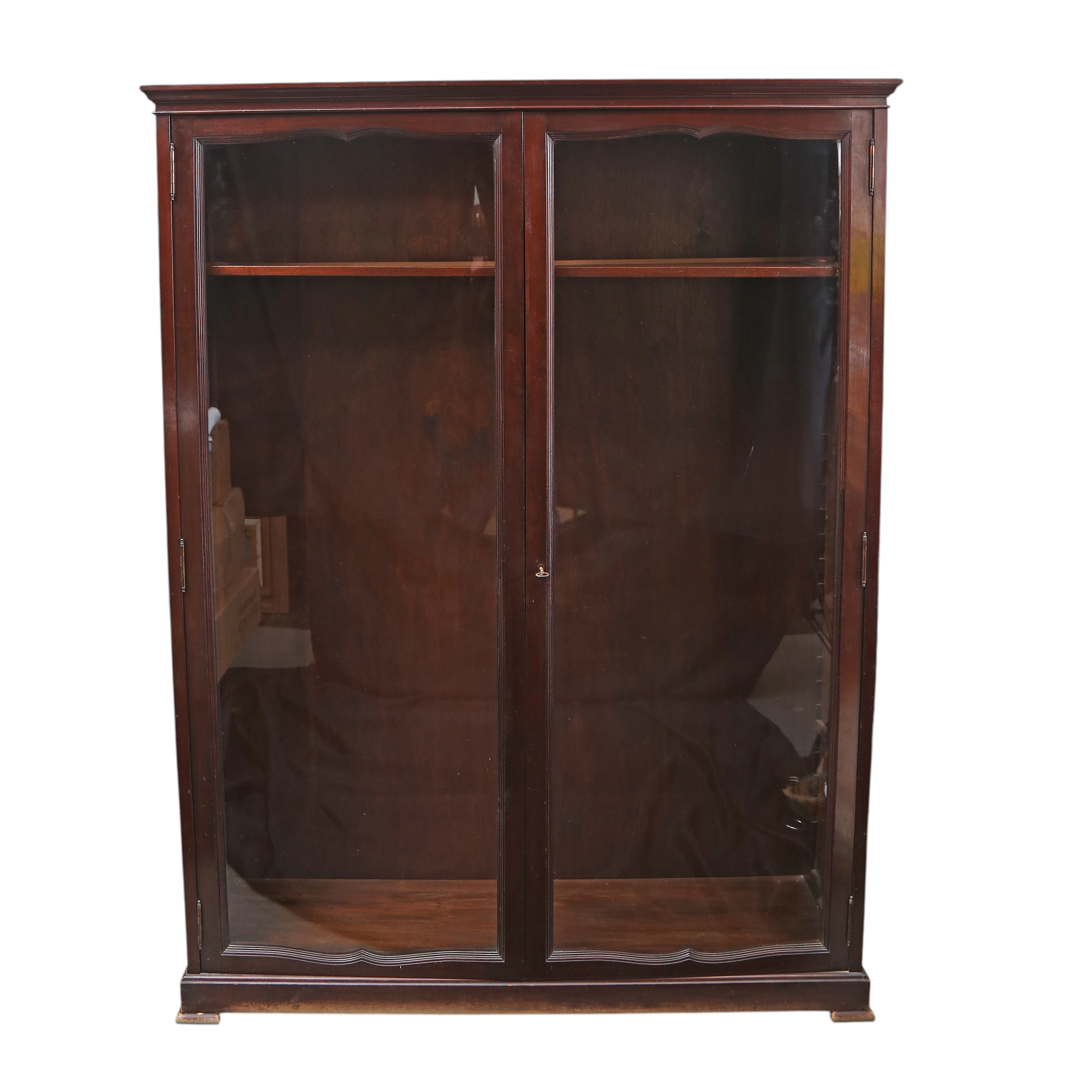 Mahogany display cabinet, early 20th century.