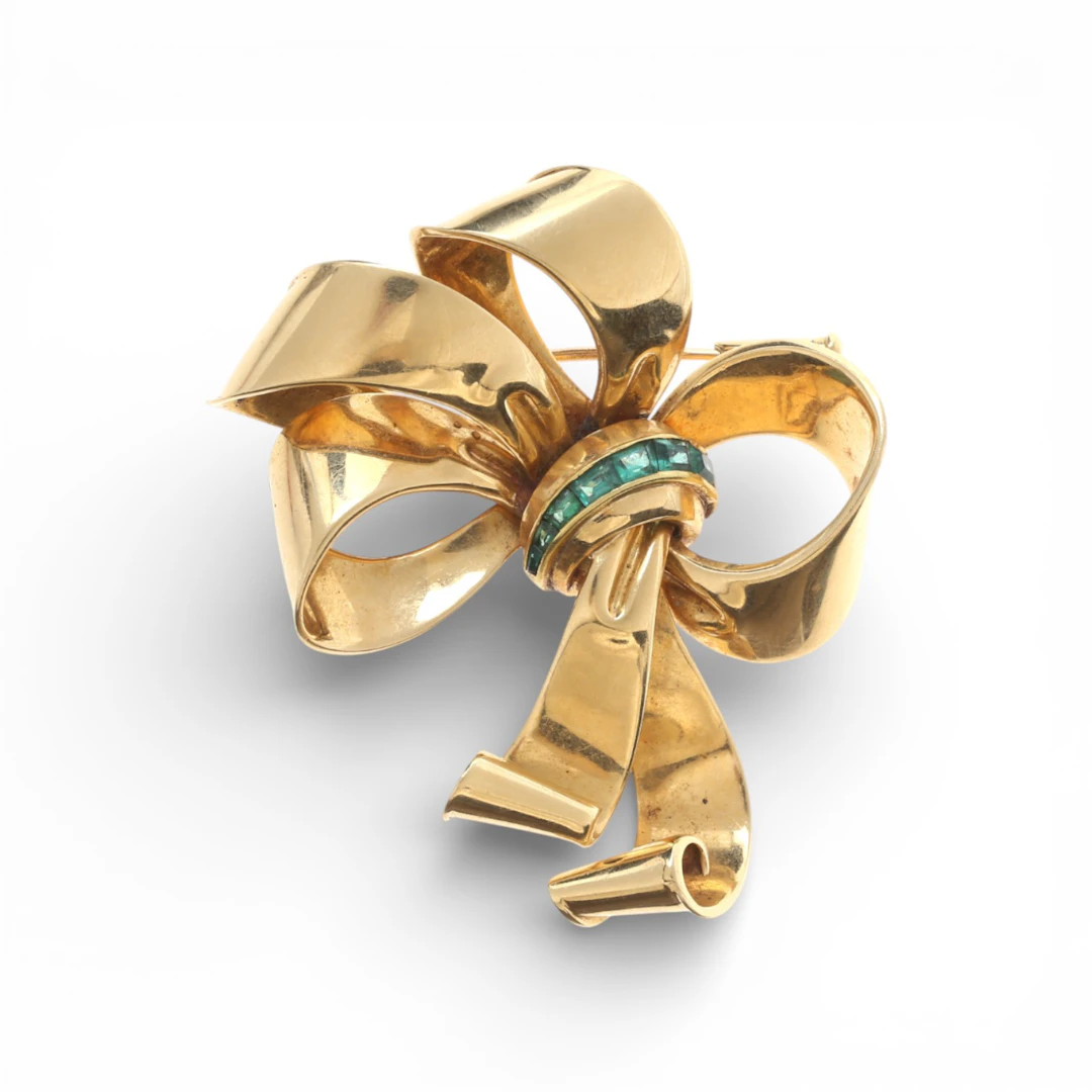 Chevalier bow-shaped brooch in gold, circa 1940.