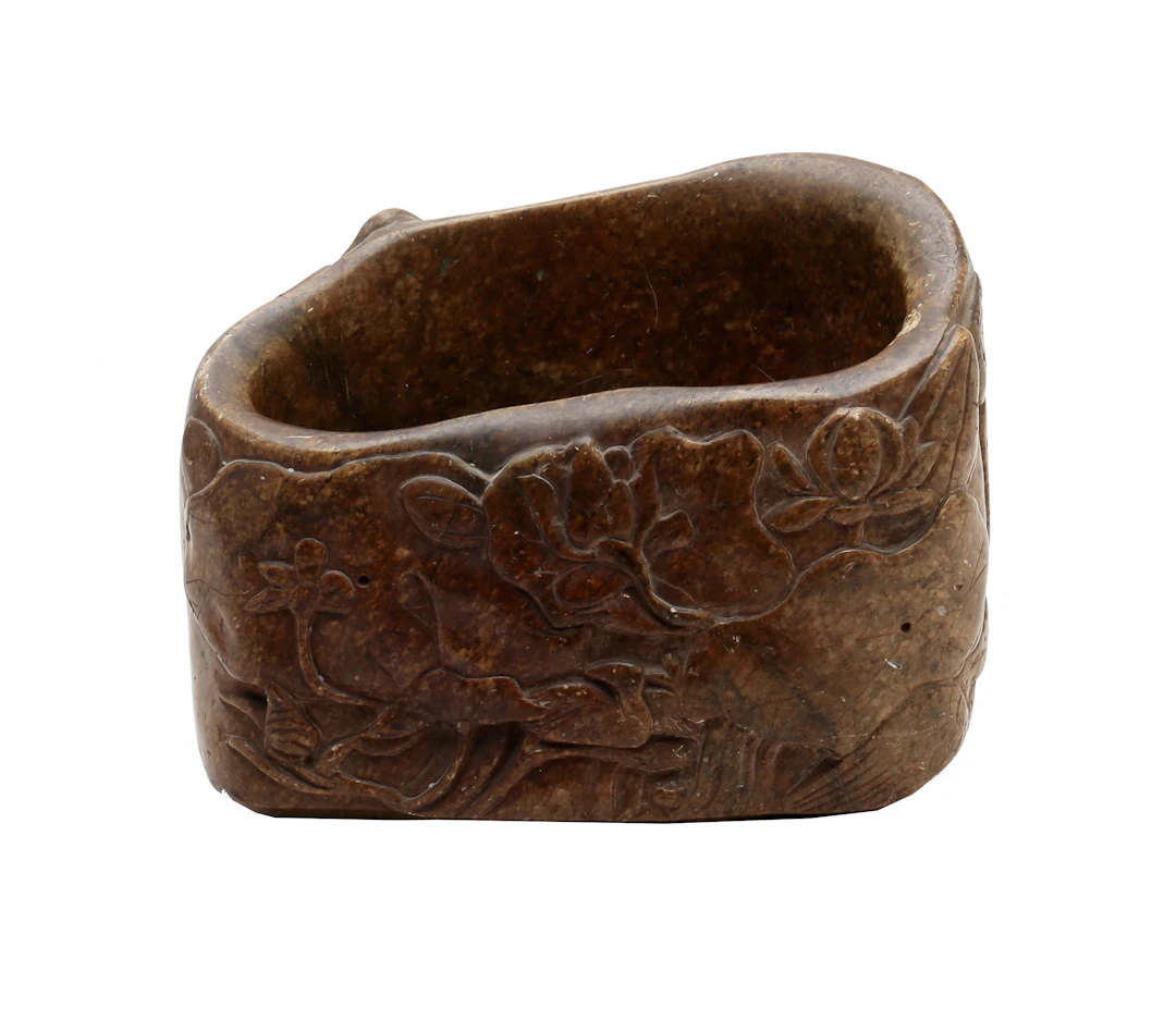 Vase with water lilies in carved marbled stone, second third of the