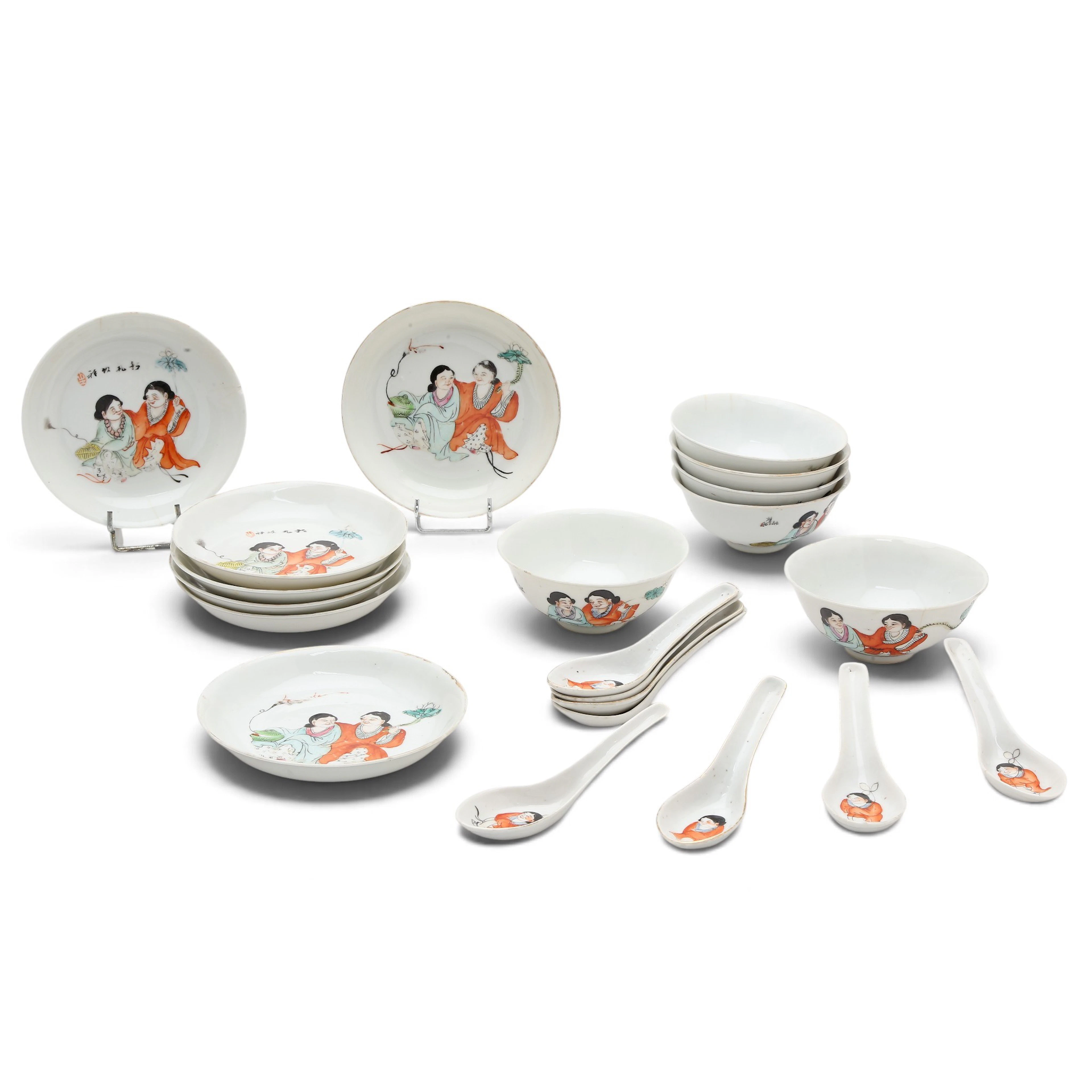 Juego de seis boles, siete platitos y ocho cucharillas chinas en porcelana