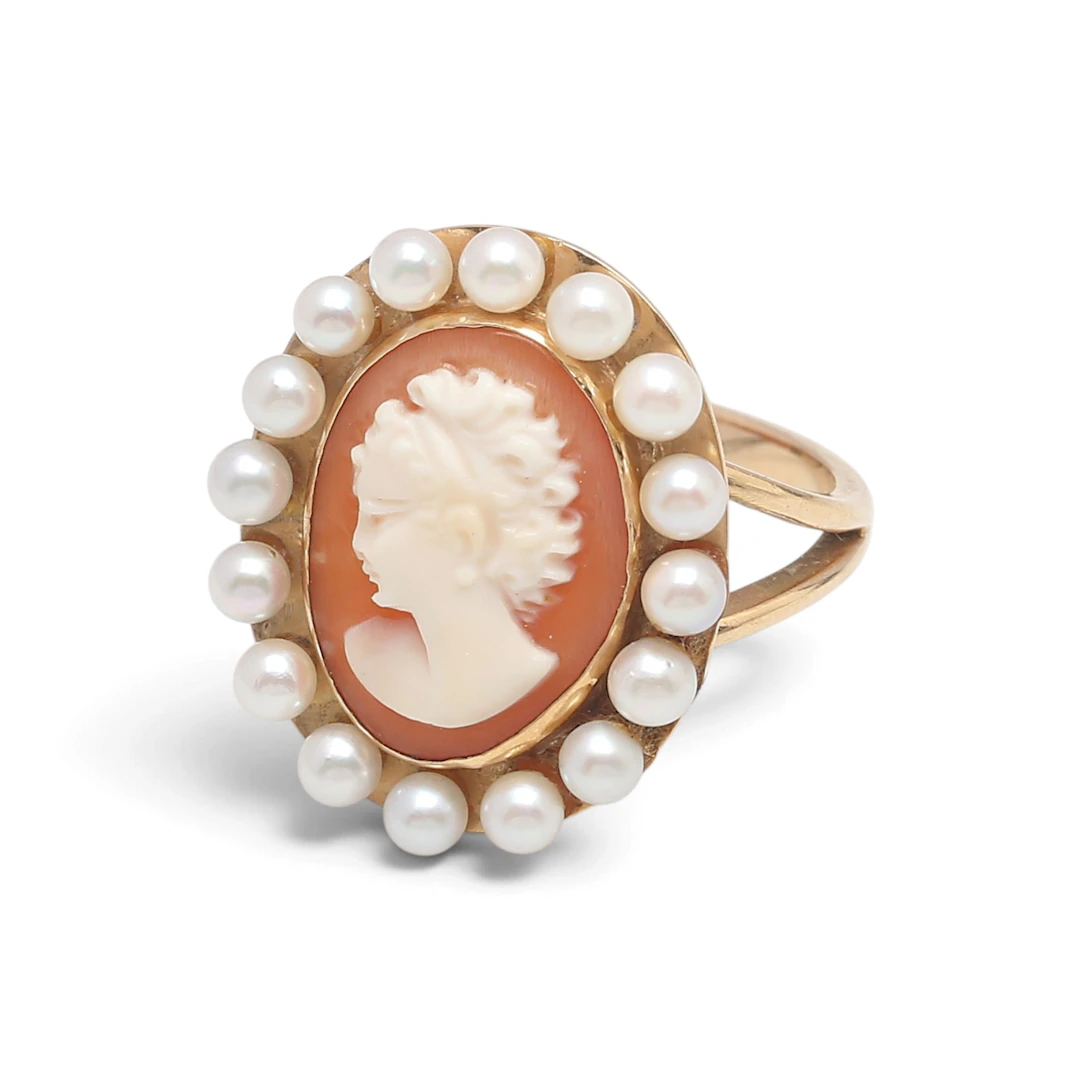 CAMEO ring with pearls, mid-20th century.