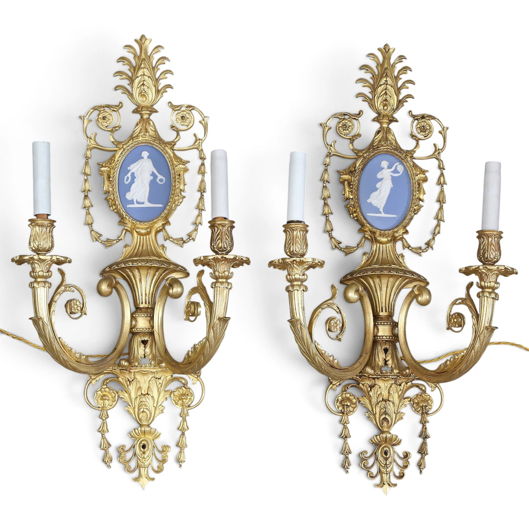 Pair of large George IV-style wall lamps in gilt bronze and Wedgwood
