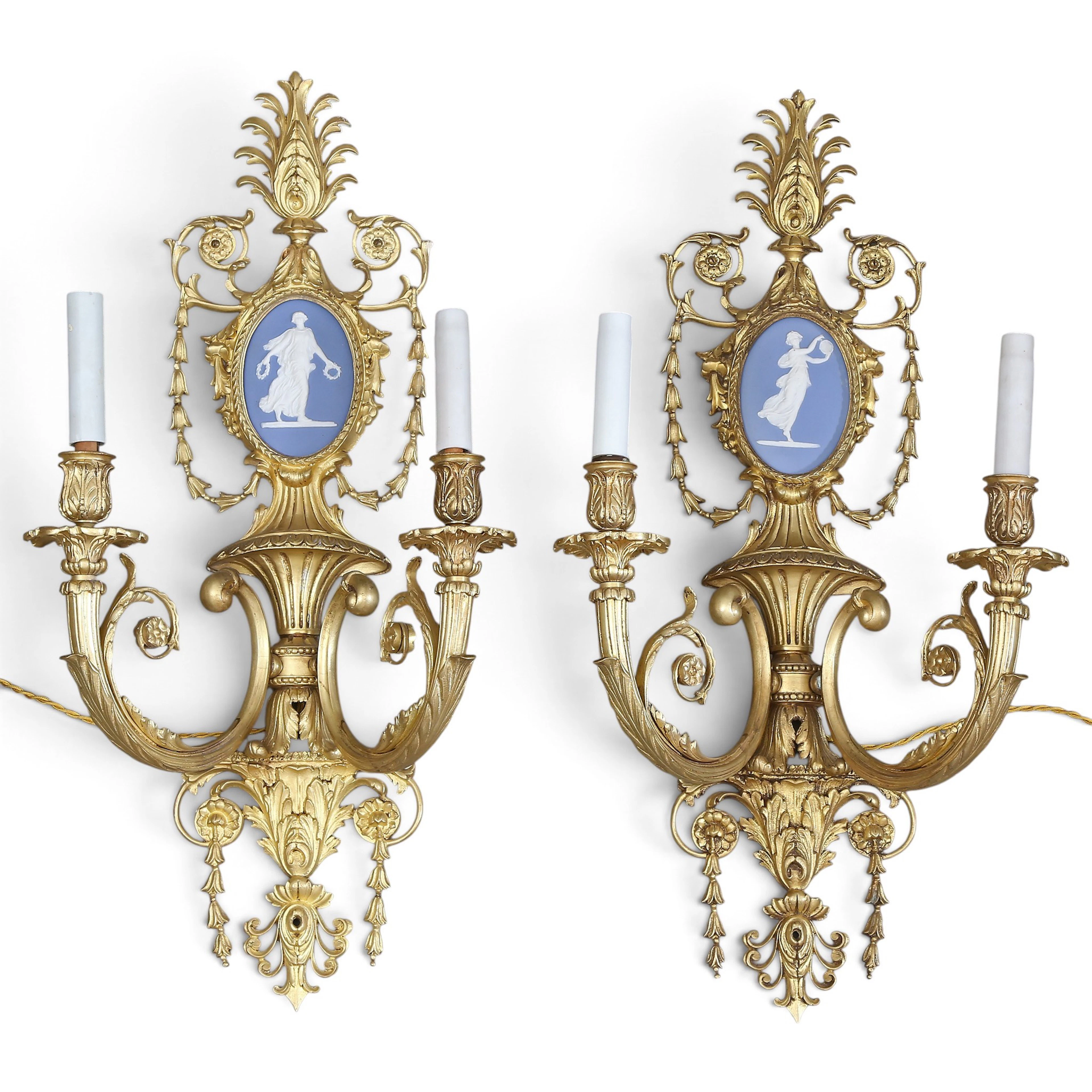 Pair of large George IV-style wall lamps in gilt bronze and Wedgwood