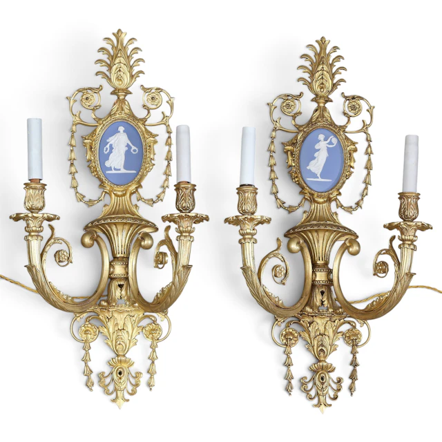 Pair of large George IV-style wall lamps in gilt bronze and Wedgwood