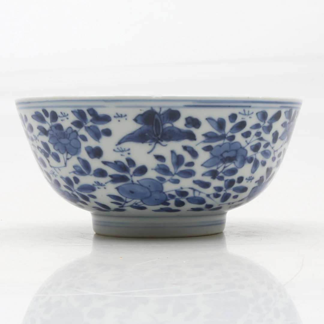 Chinese Kangxi bowl in blue and white porcelain, circa 1700.