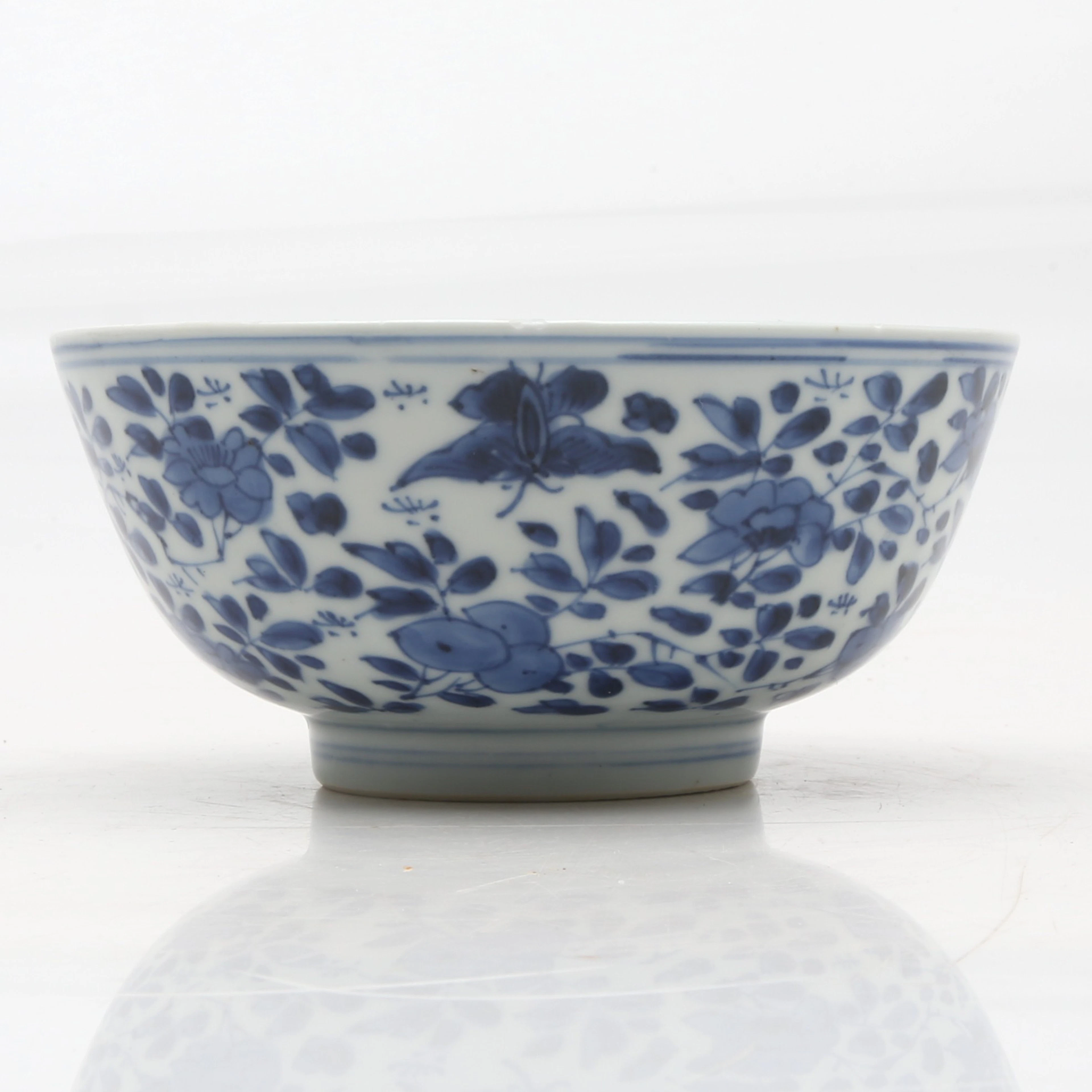 Chinese Kangxi bowl in blue and white porcelain, circa 1700.