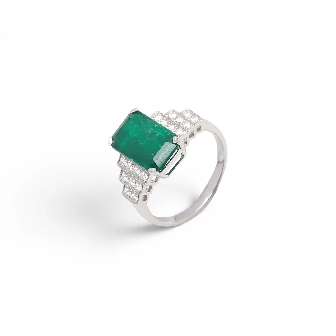 Emerald and diamonds ring.