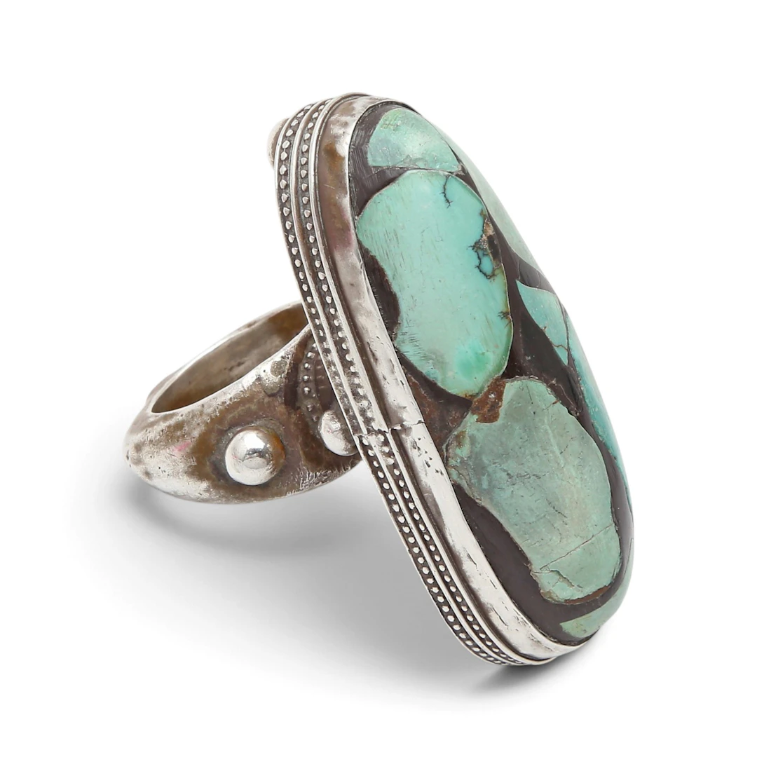 Large Turkish ring in silver and turquoise fragments.