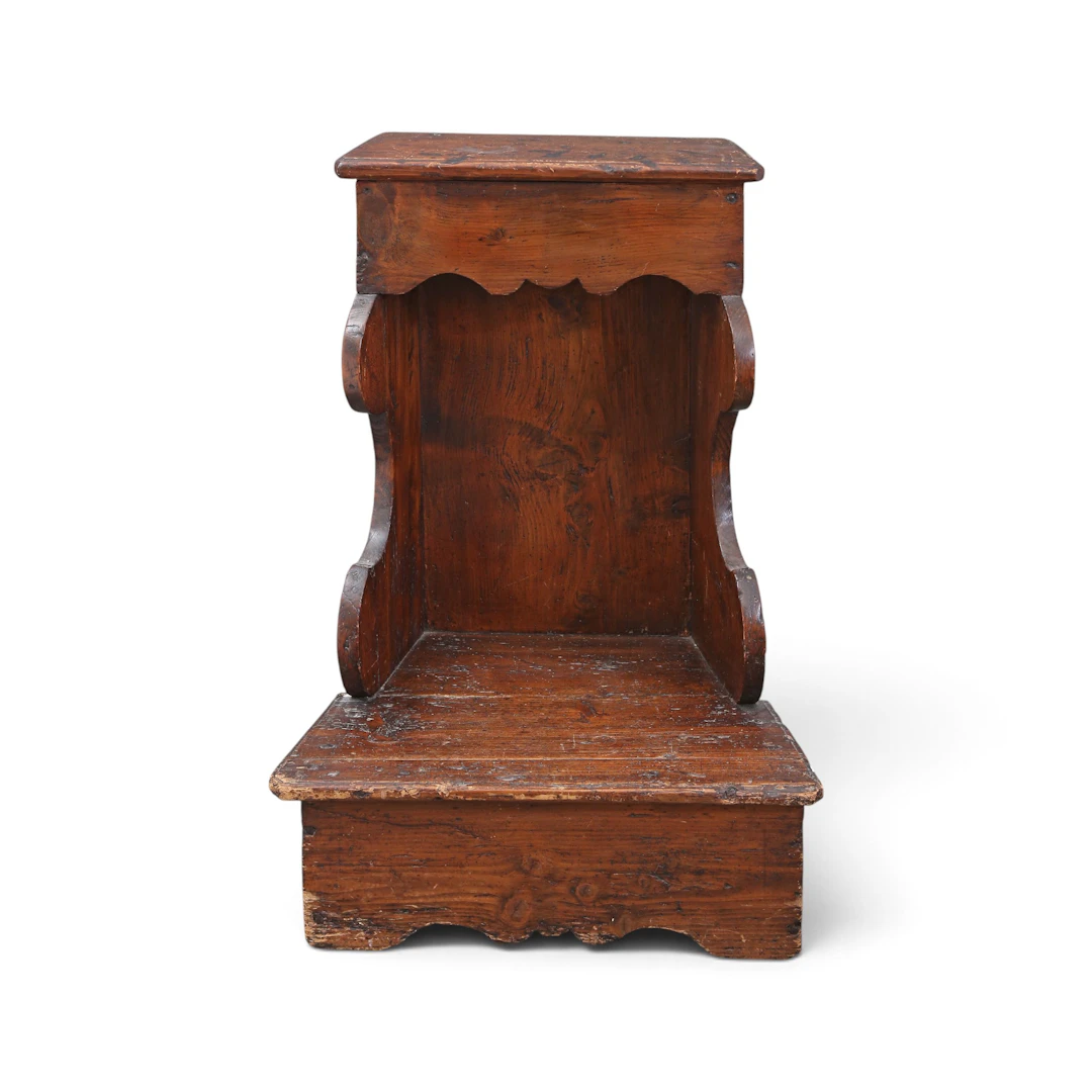 Italian walnut prie-dieu, 18th century.
