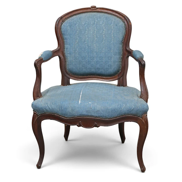 Louis XV "en cabriolet" armchair in walnut, second third of the 18th Century.
