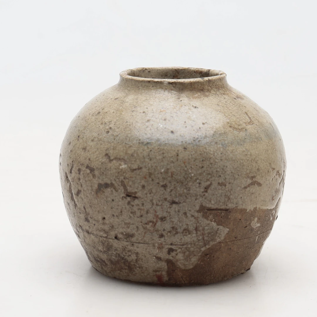 Small Chinese vase in enamelled stoneware, probably Ming, 17th Century.