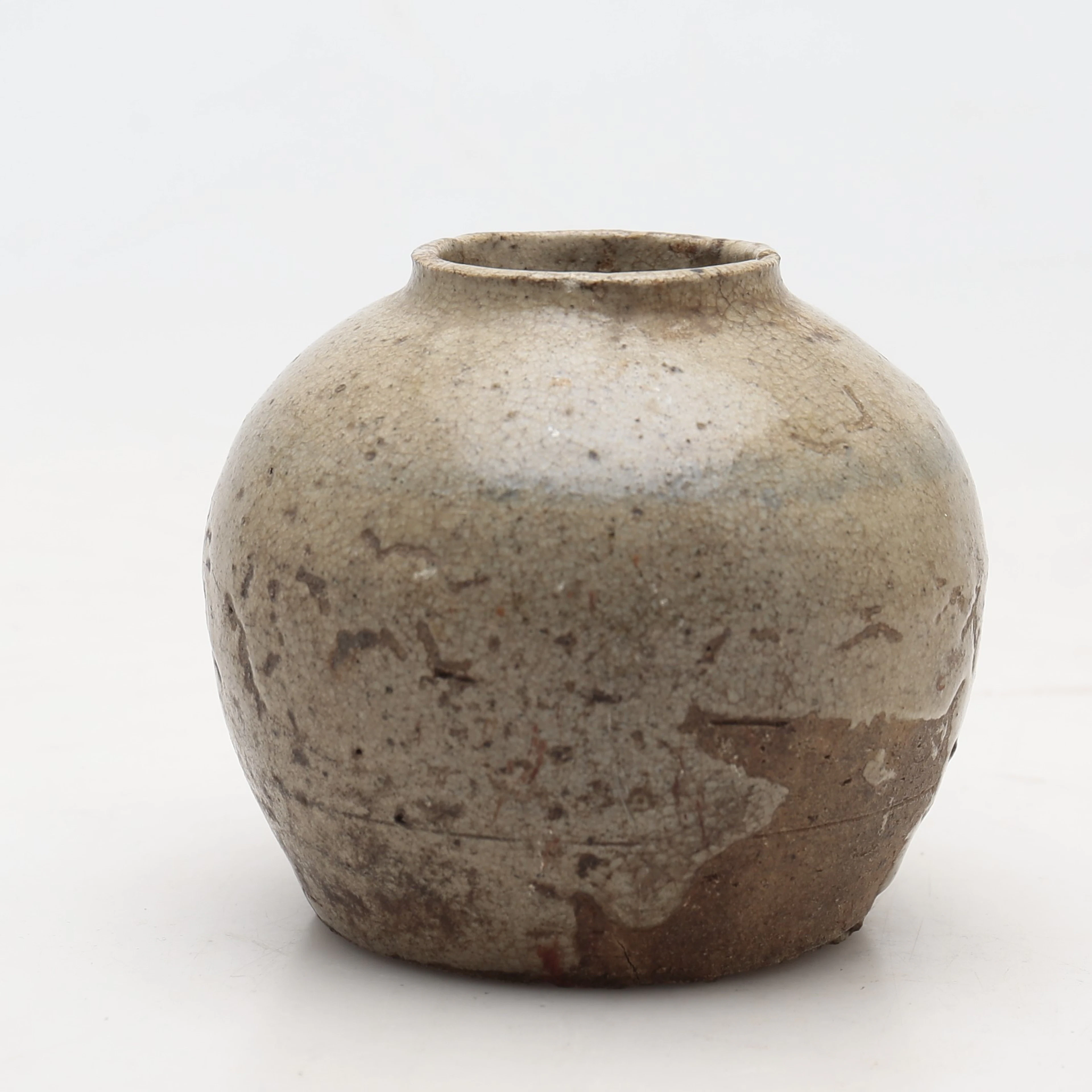 Small Chinese vase in enamelled stoneware, probably Ming, 17th Century.