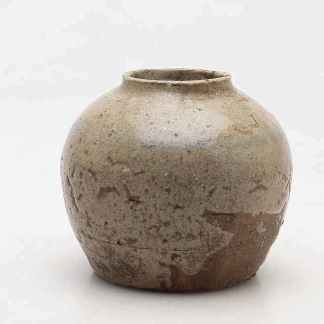 Small Chinese vase in enamelled stoneware, probably Ming, 17th Century.