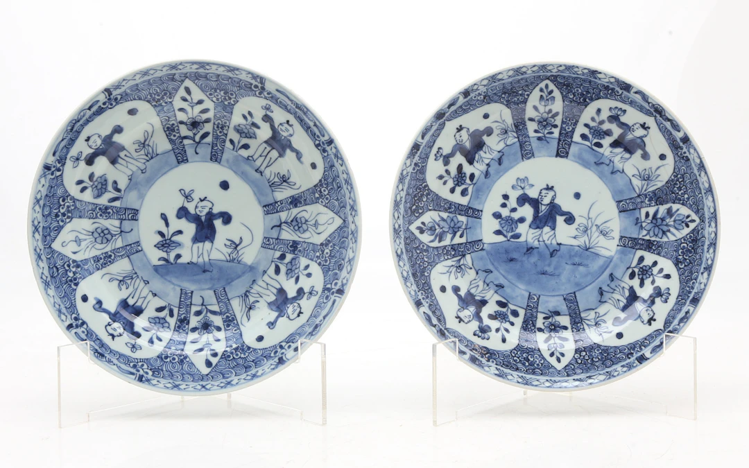 Two Chinese Kangxi blue and white porcelain plates, circa 1700.