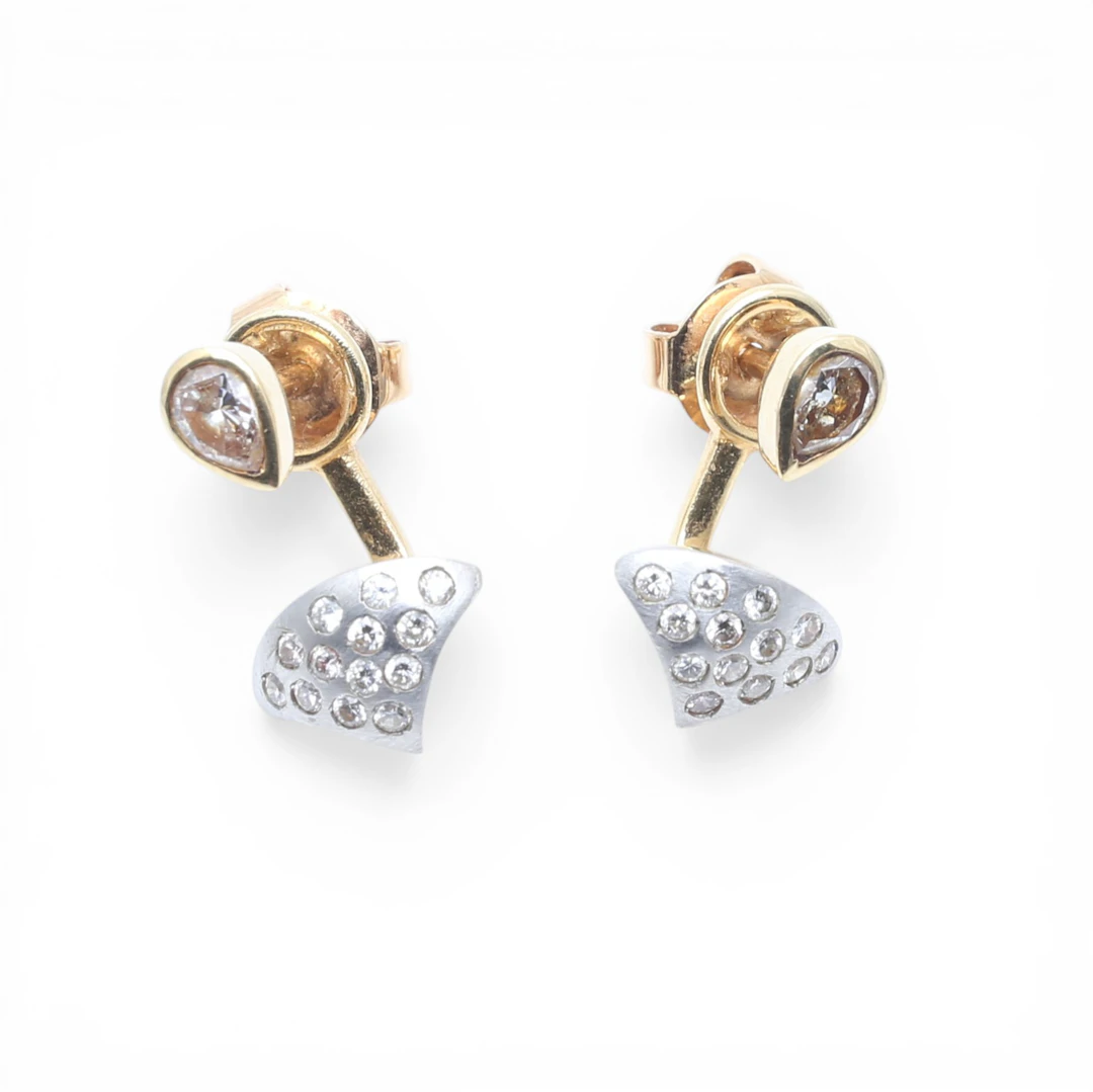VICTOR CAPARRÓS. 'Ear jacket' earrings in gold and diamonds.