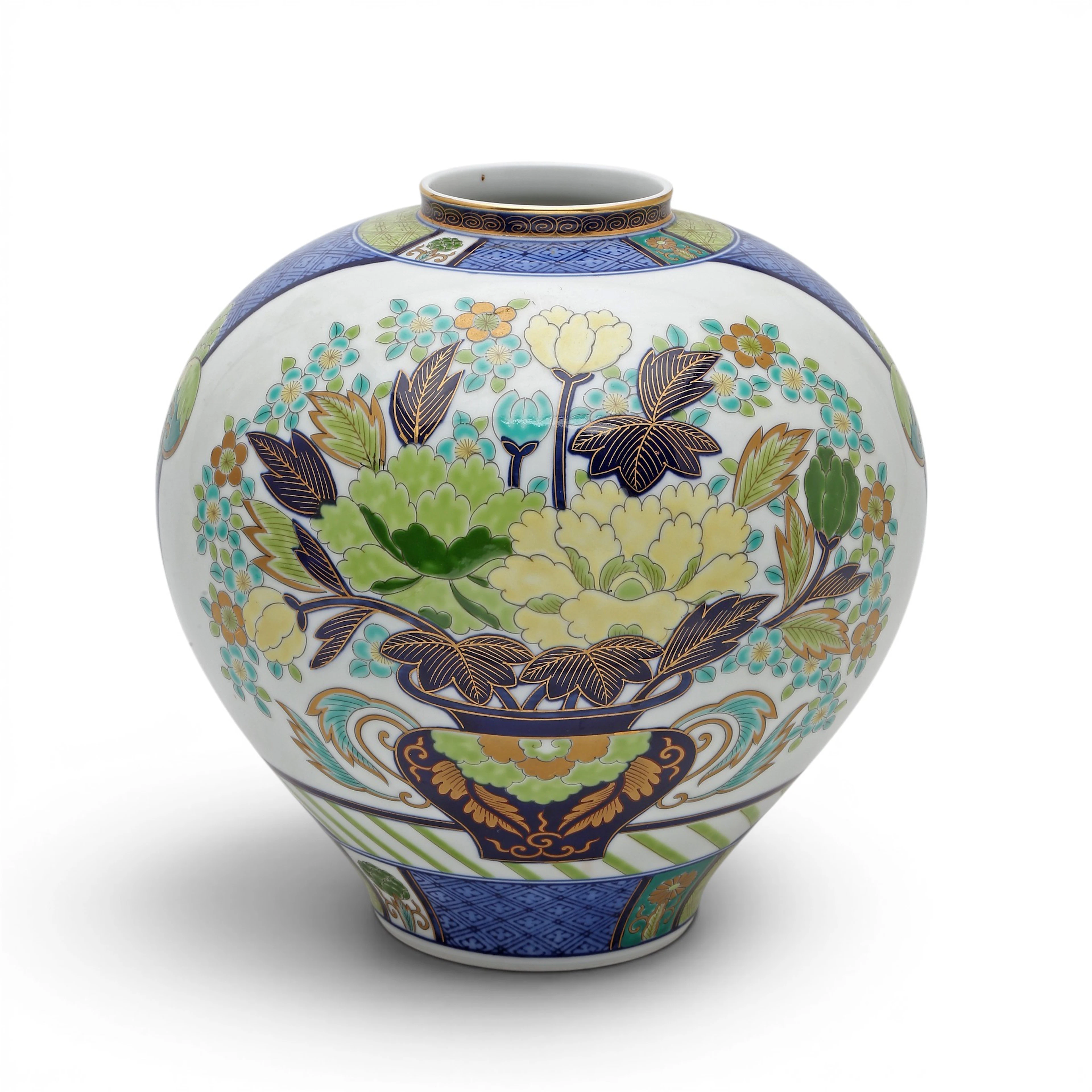 Japanese vase in Gold Imari porcelain, circa 1960-1970.