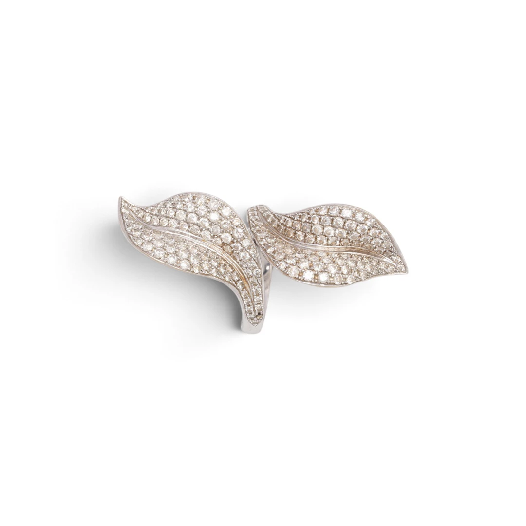 Leaves-shaped ring with diamonds pavé.