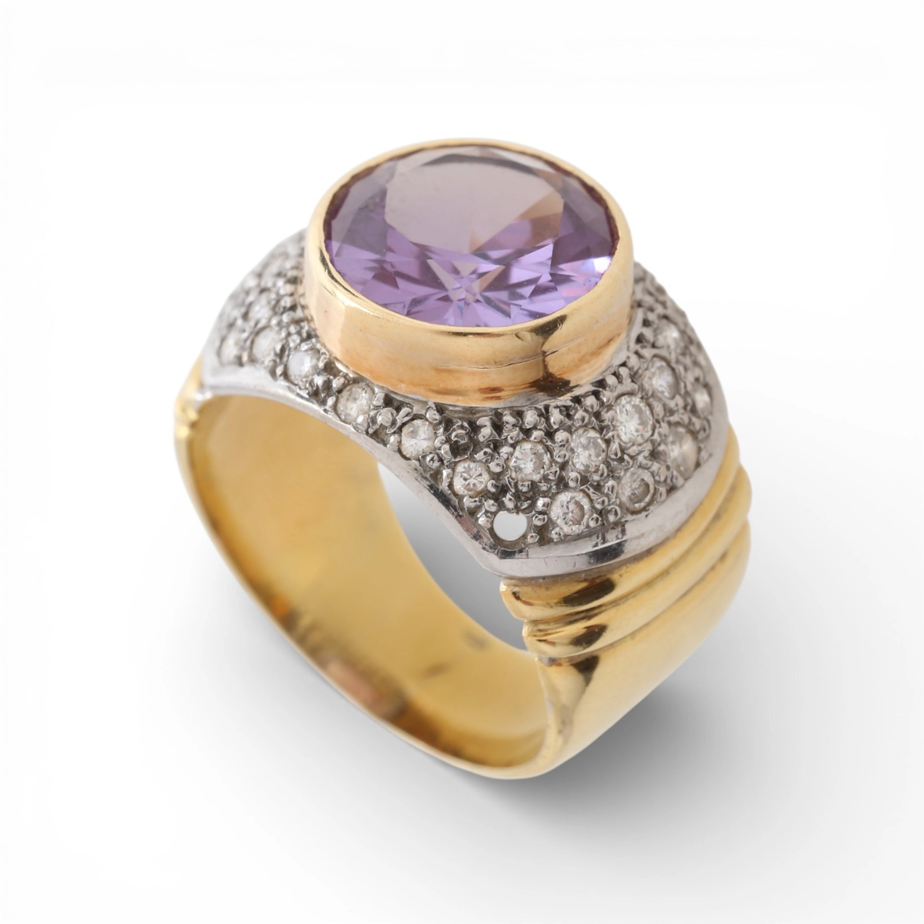 Ring with diamonds pavé and gemstones.