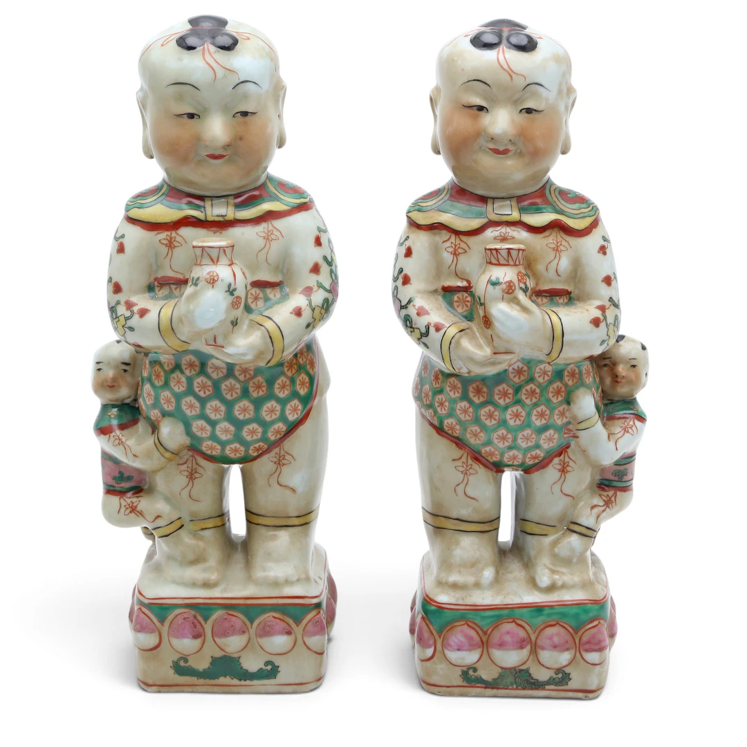 "Ho Ho children", pair of "famille verte" porcelain sculptures, 20th century.