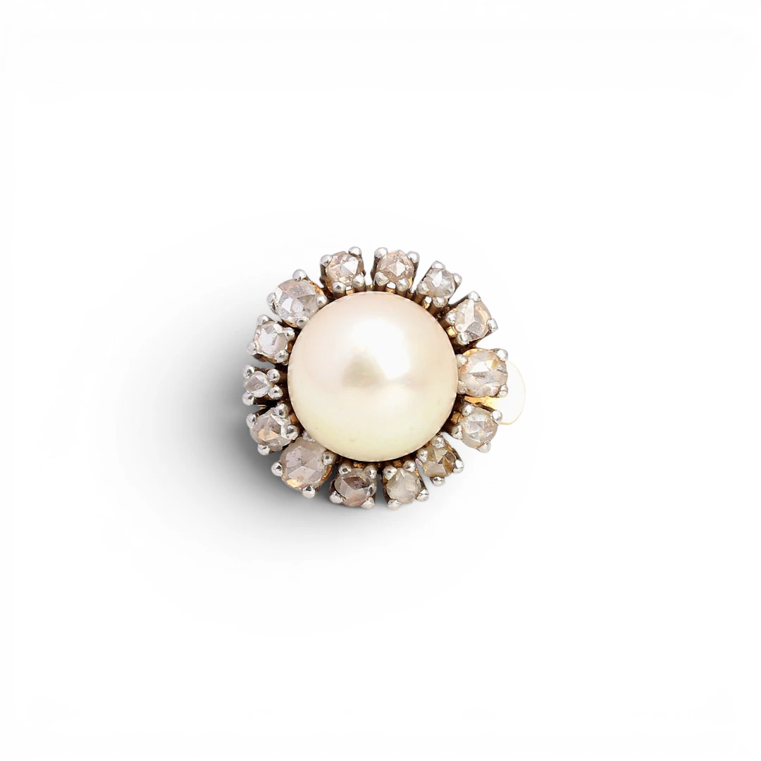 An earring with a pearl and diamons rosette, mid 20th Century.